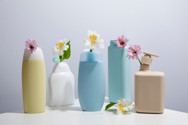 Foto gratuita botellas de plástico con arreglo floral.