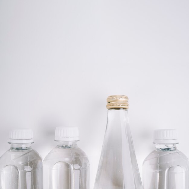 Botellas de plástico con espacio de copia.