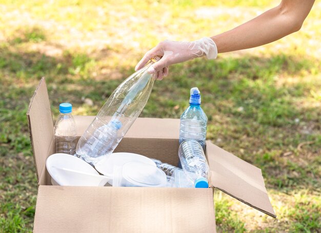 Botellas de plástico de reciclaje individual