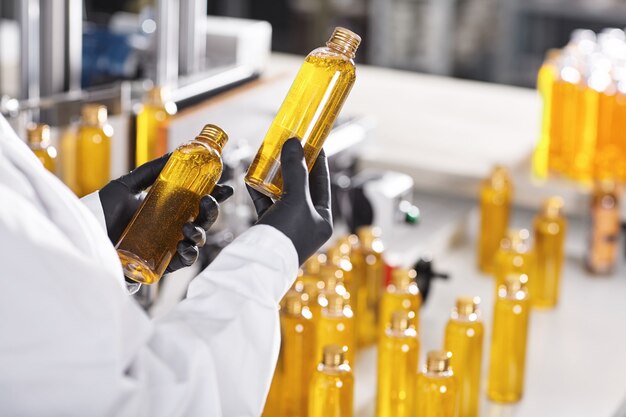 Botellas de plástico transparente llenas de sustancia amarilla.