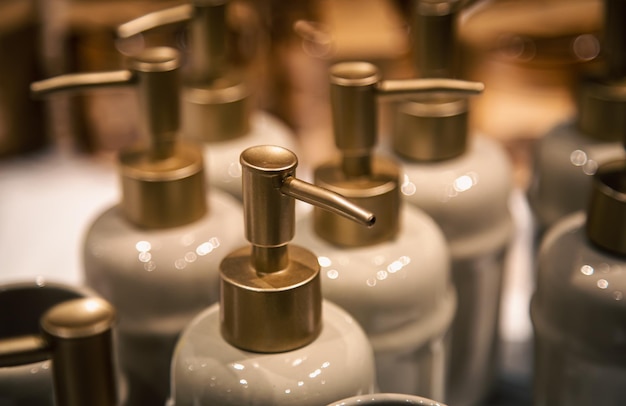 Botellas de primer plano con dispensadores de jabón líquido.