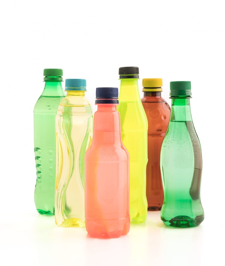 Foto gratuito botellas con refresco