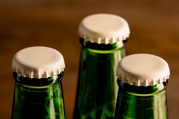 Botellas verdes de bebida alcohólica con tapas blancas.