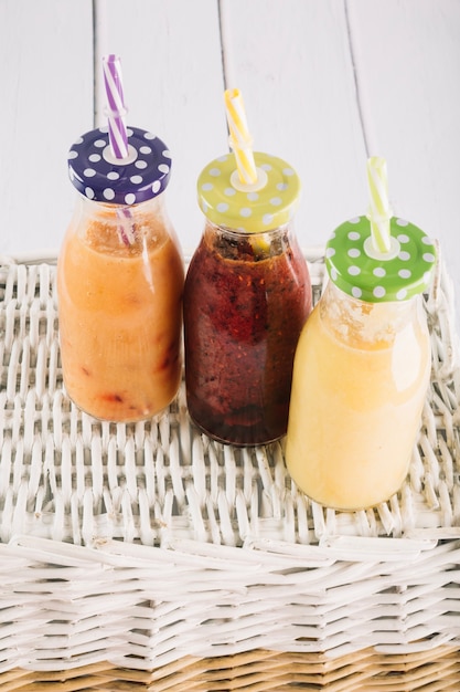 Botellas de vidrio con batido