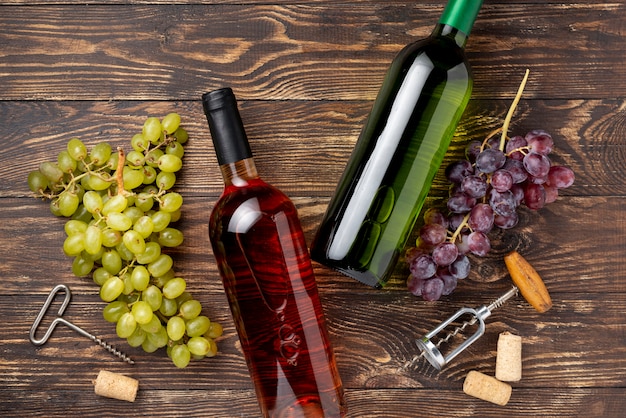 Botellas de vino de uvas orgánicas.