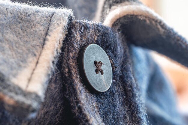 Botón en una cálida foto macro de camisa azul