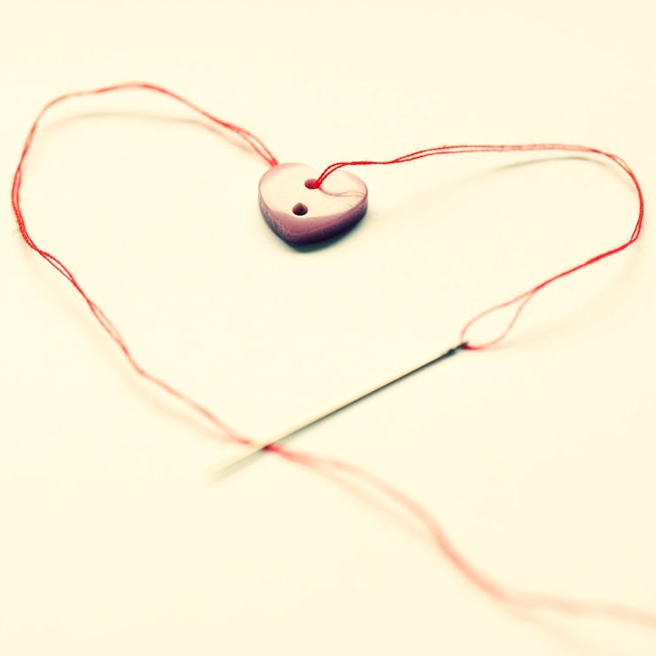 Foto gratuito &quot;botón en forma de corazón y necesidad&quot;