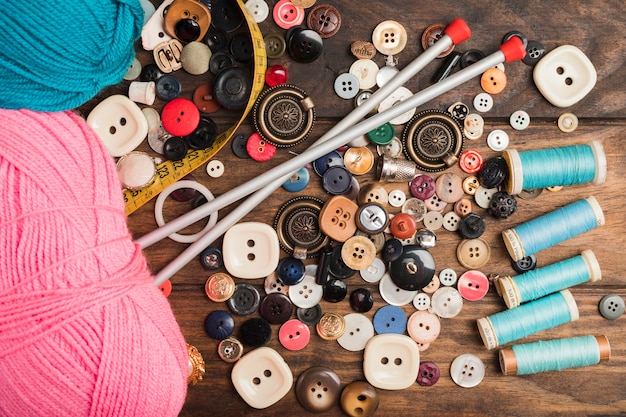 Botones de costura con lana y agujas
