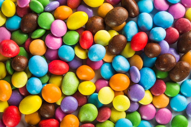 Botones y gotas de caramelos multicolores