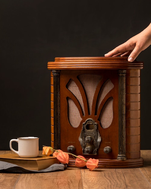 Botones de radio retro de lujo de primer plano con taza de café