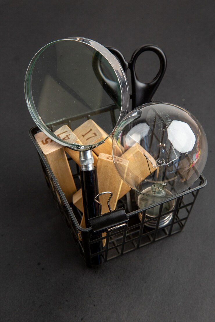 Photo Gratis bottom view light bulb lupa scissors wood rectangles in pen case on black background