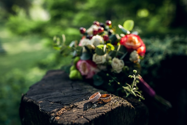 Bouqeut de frutas en un bosque de verano