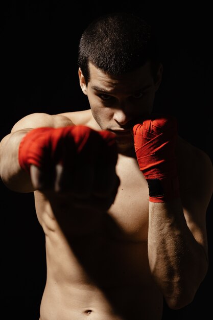 Boxeador atlético con determinación y precaución