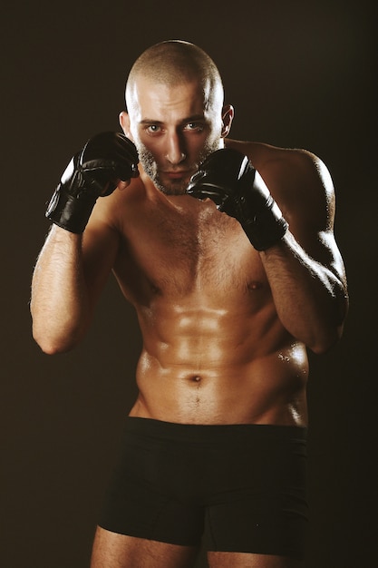 boxeador en un estante con un hermoso cuerpo musculoso y calvo