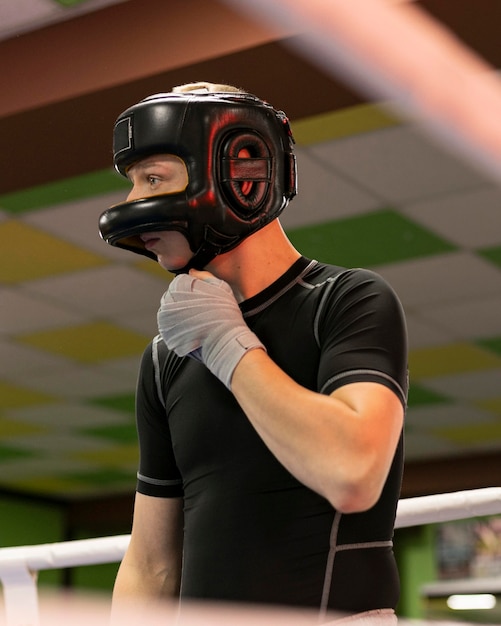 Boxeador masculino con guantes y casco