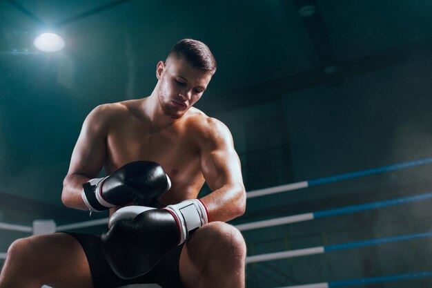 Boxeador profesional en entrenamiento de boxeo de ring de boxeo