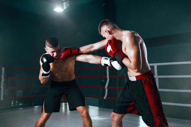 Boxeador profesional en entrenamiento de boxeo de ring de boxeo