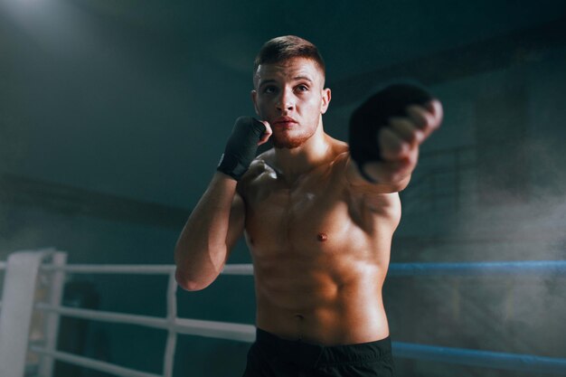 Boxeador profesional en entrenamiento de boxeo de ring de boxeo