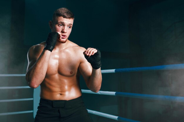 Boxeador profesional en entrenamiento de boxeo de ring de boxeo