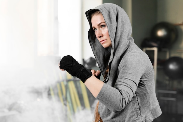 Foto gratuita boxeadora entrenando para una competencia