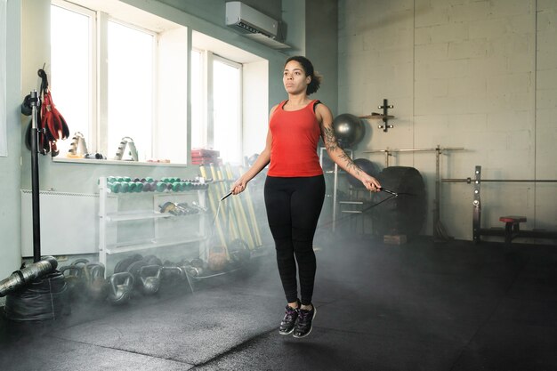 Boxeadora entrenando con una cuerda de saltar