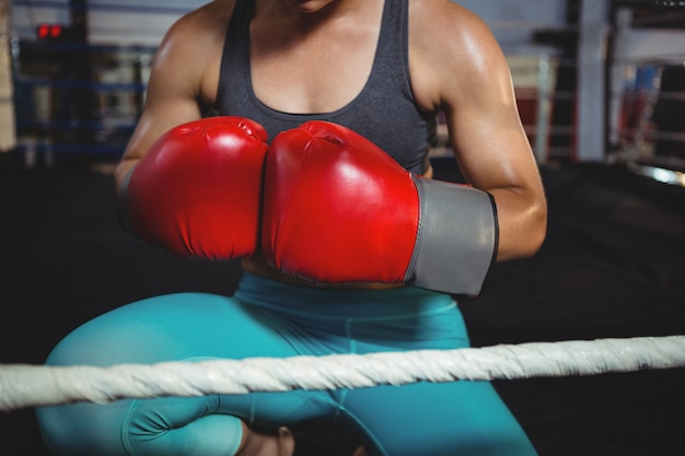 Boxeadora con guantes de boxeo