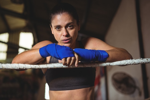 Boxeadora de pie en el ring de boxeo