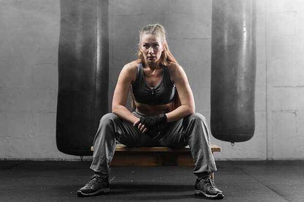 Boxeadora tomando un descanso del entrenamiento