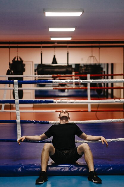 Los boxeadores entrenan en el ring y en el gimnasio.
