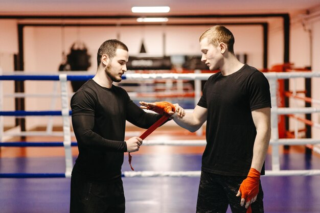 Los boxeadores entrenan en el ring y en el gimnasio.