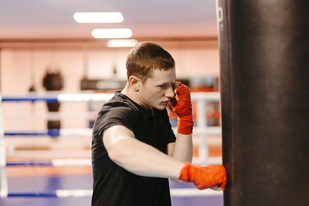 Los boxeadores entrenan en el ring y en el gimnasio.