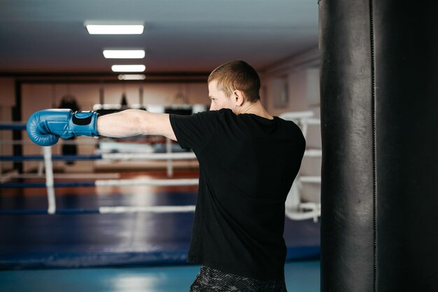 Los boxeadores entrenan en el ring y en el gimnasio.