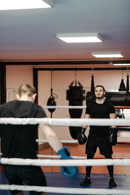 Los boxeadores entrenan en el ring y en el gimnasio.