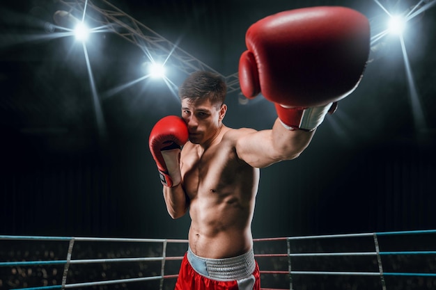 Boxeadores hombre peleando en el ring