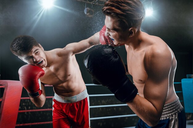 Boxeadores hombre peleando en el ring