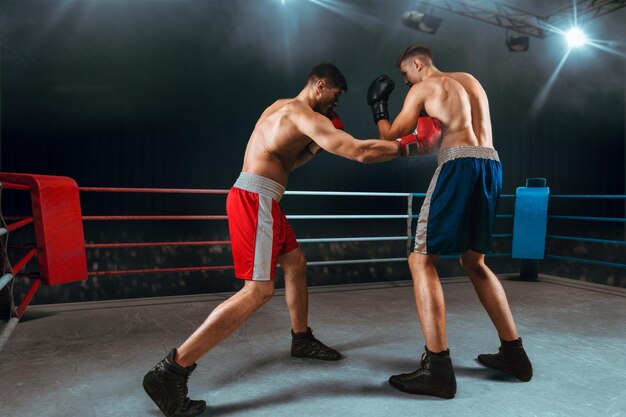 Boxeadores hombre peleando en el ring