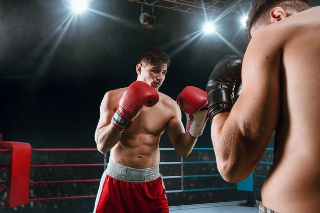 Boxeadores hombre peleando en el ring