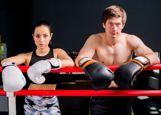 Foto gratuita boxeadores posando en el gimnasio