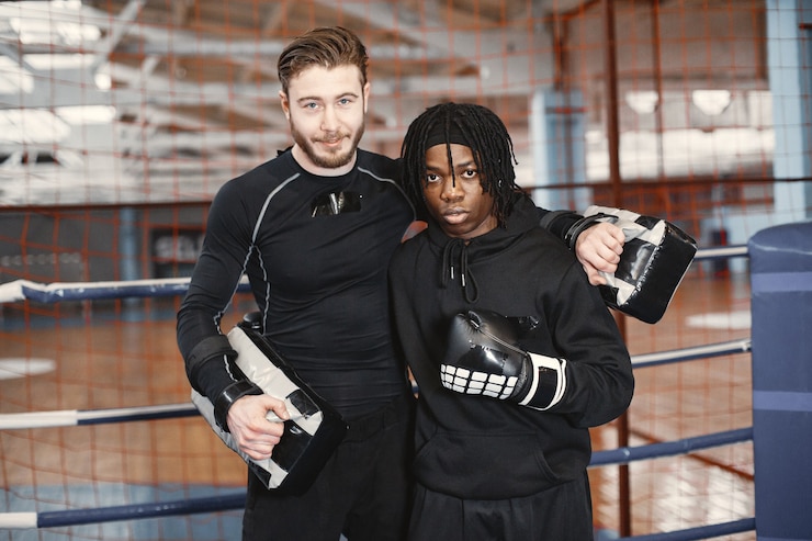 Foto gratuito boxeo de hombre deportivo africano. entrenamiento de personas mixtas.