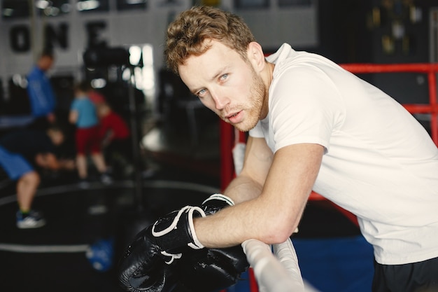 Boxeo de hombre deportivo. Foto de boxeador en un ring. Fuerza y motivación