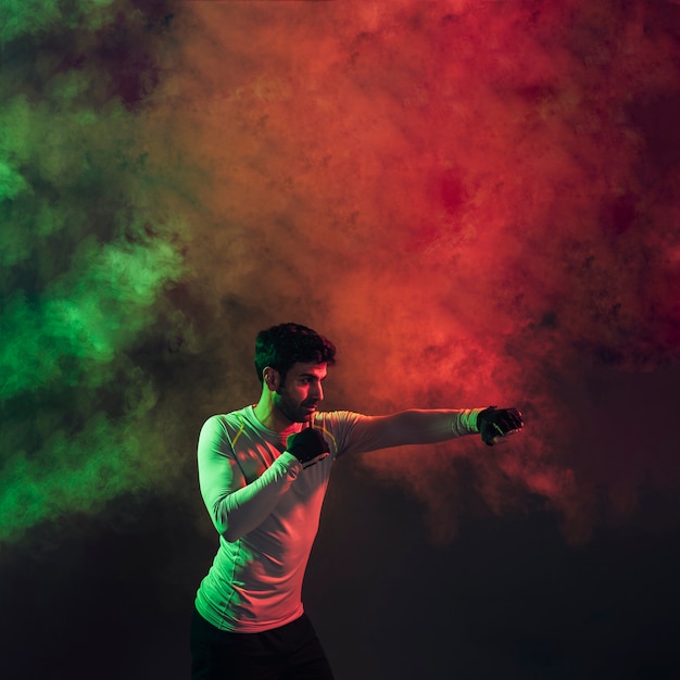 Foto gratuita boxeo hombre luces de estudio oscuro