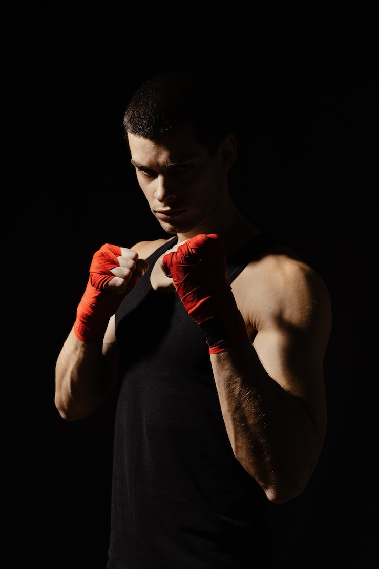 Foto gratuito boxeo masculino de pie en un estante