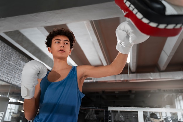 Foto gratuita boxeo de niño de tiro medio