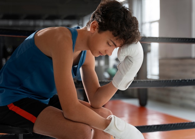 Foto gratuita boxeo de niño de tiro medio