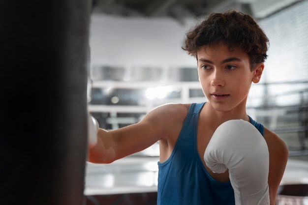 Foto gratuita boxeo de niño de tiro medio