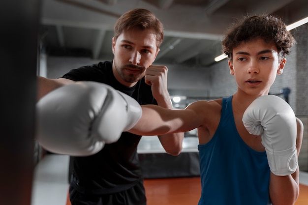 Foto gratuita boxeo de niño de tiro medio