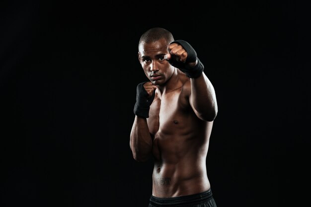 Boxer afroamericano con manos fuertes y puños cerrados