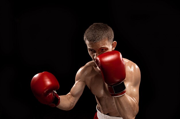 Boxer boxer masculino con dramática iluminación vanguardista en un estudio oscuro