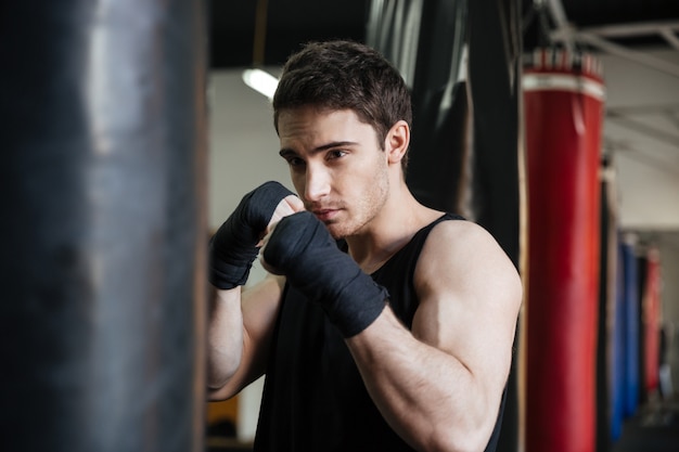 Boxer entrenamiento con saco de boxeo