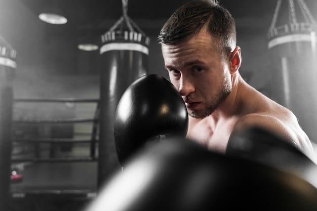 Boxer con guantes negros entrenamiento close-up